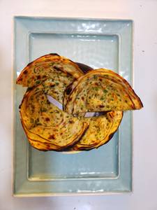 2 Hari Mirch Paratha