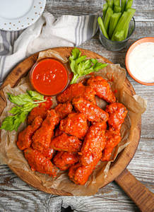 Saucy wings (12 pcs)