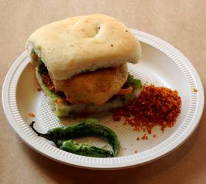 Makka Palak Vada Pav