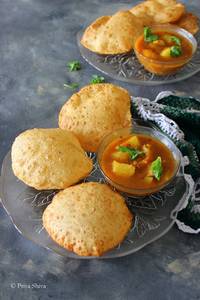 Poori (4 Pcs) With Aloo Sabji Pickel