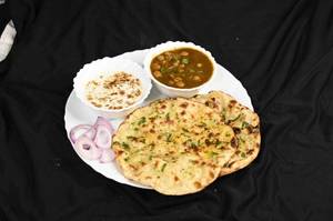 Amritsari Mix Kulcha With Chole And Raita