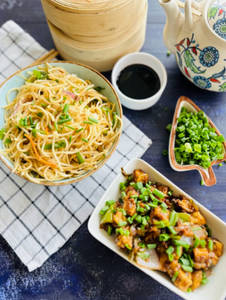 Hakka Noodles & Paneer Chili  With Soft Drink