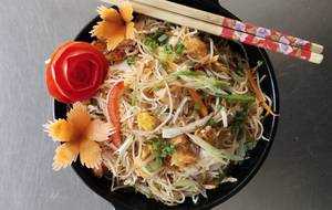 Hot and sour chicken noodles