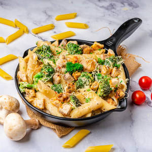 Chicken, Broccoli And Mushroom Cheesy Pasta (500 Ml) - Non Veg