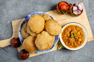 6 puri with aloo ki sabji