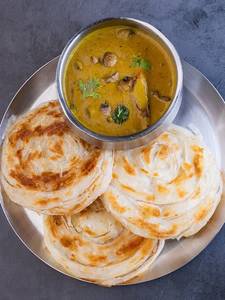 Parotta (3 Pcs) With Mushroom Pepper Masala