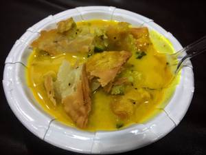 Samosa with Kadhi