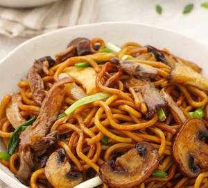Schezwan mushroom noodles