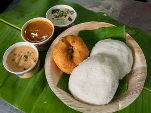 Chiblu Idli With Masala Vada