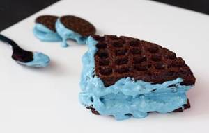Crunchy cookies and cream waffle (HALF)
