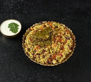Chicken Hyderabadi Green Masala Spicy Biryani 650ml With ( Raita And Salan )