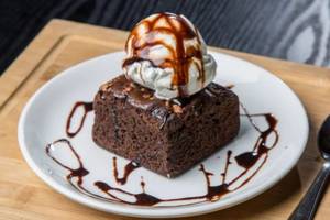 Chocolate Brownie With Ice Cream