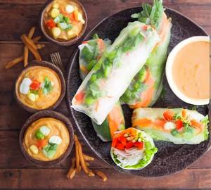 Rice paper roll with sauce