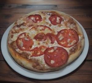 Tomato pizza