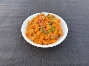 Chicken sizzling schezwan pasta