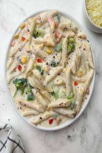 Creamy Penne Pasta With Garlic Bread