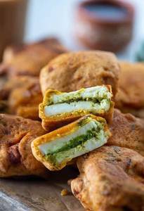 Paneer Bread Pakoda [1 Piece]