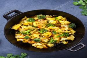 Aloo Gobi Masala, Butter Roti (5 Pcs), Salad & Lahsun Chutney