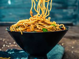Veg schezwan noodles [half]