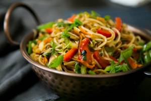 Hakka noodles (veg) [serves 1]