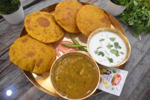 Bedmi Poori (4 Pcs) With Aloo Curry And Raita