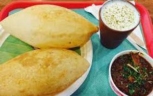 Chole Bhature ke sath Sweets Lasii