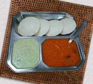 Idli (4 Pieces) sambar with chutney                                                   