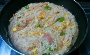 Egg Chowmein (gravy)