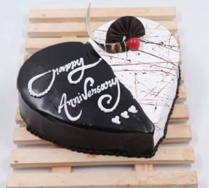 Choco vanilla heart cake                                                   