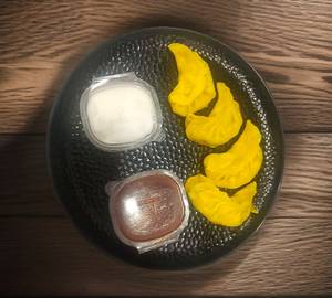 Steamed Cheese Corn Momos (4 Pcs)