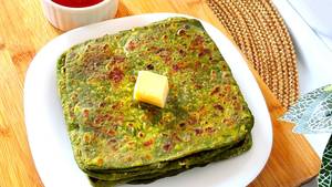 Palak Paratha With Curd