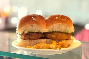 Vada Pao 2..+ Chutney & Onion Salad
