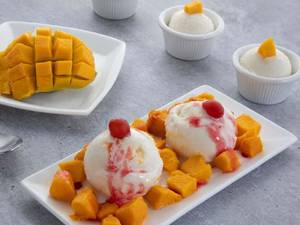 Ice Cream With Fresh Mango (Seasonal) Sundae
