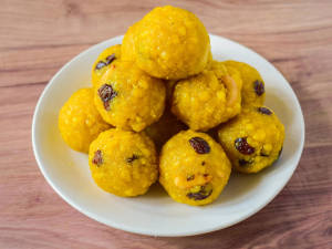 Yellow laddu [1 piece]
