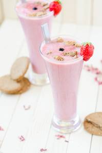Strawberry shake [with icecream]