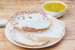 Appam [3 Pieces] With Green Peas Curry