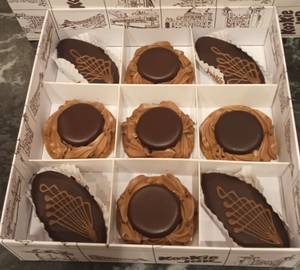 5 Mocha Biscuit, 4 Eggless Chocolate Boat With Small Travel Pastry Box