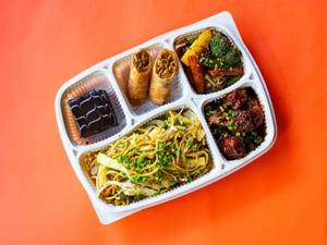 Chicken In Black Pepper Sauce With Hakka Noodles Mealbox