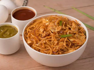 Egg schezwan noodles                                         