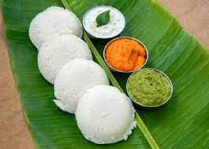 Idli (4 Pcs) (served with Sambar and Coconut chutney)