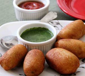 Bread Roll ( 4 Pcs ) With Green Chutney & Tomato Sauce