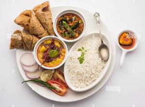 Dal Tadka, Butter Roti (5 Pcs), Salad & Lahsun Chutney