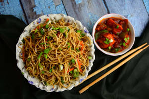 Veg Chowmein With Chilli Chicken (3 Pcs)