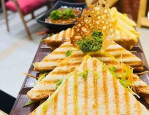 Veg Grilled Sandwich (4 Pieces)