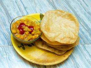 Luchi (4 Pcs) With Ghugni