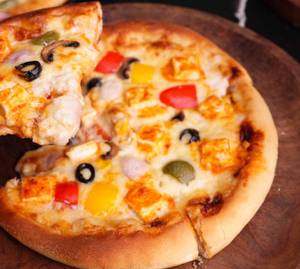 Tandoori paneer pizza