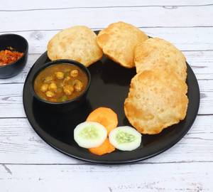 Poori Chole (4 Piece)