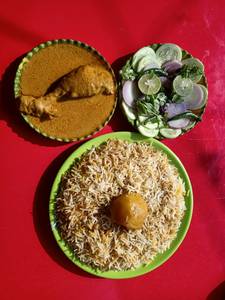 Aloo biryani with chicken chaap [salad]