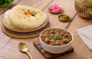 Delhi Style Kulche Chole [2 pcs]