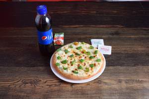 7 Capsicum Pizza + Coke (200 Ml)